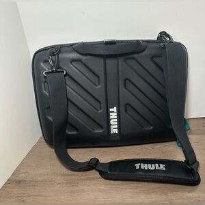 Thule Sweden MacBook‎ Hard Laptop Carrying Case Black W/ Strap.
